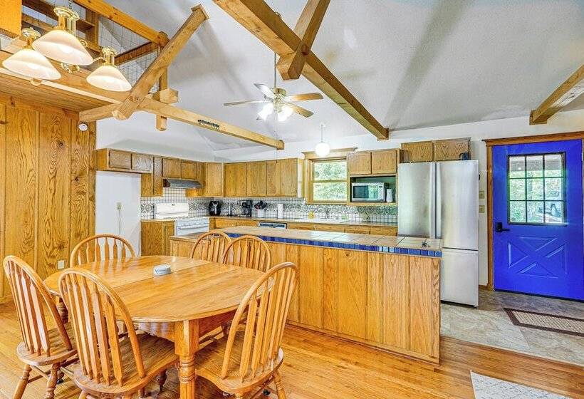 Historic Clark Cabin W/ Deck & Fishing Pond Access