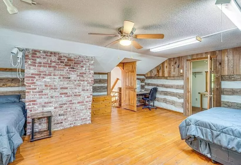 Historic Clark Cabin W/ Deck & Fishing Pond Access