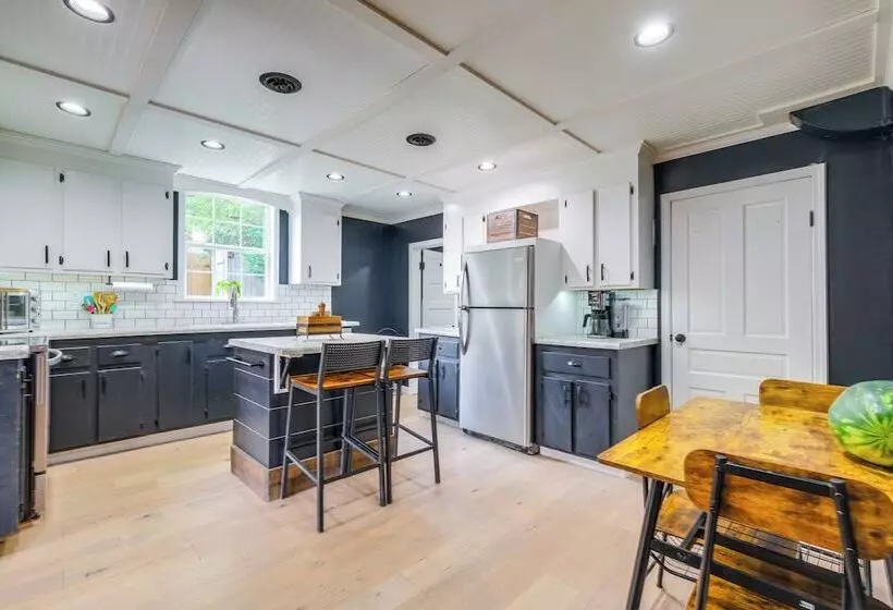 Large Lynchburg Family Home W/ Hot Tub: 4 Mi To Lu