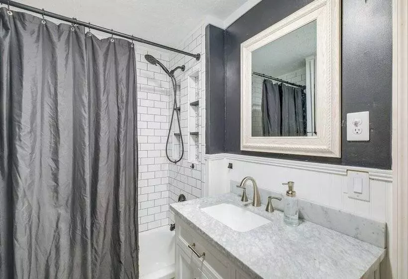 Large Lynchburg Family Home W/ Hot Tub: 4 Mi To Lu