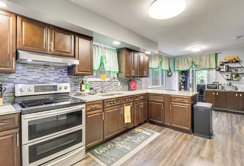 Long Pond Home W/ Hot Tub ~ 8 Mi To Kalahari!