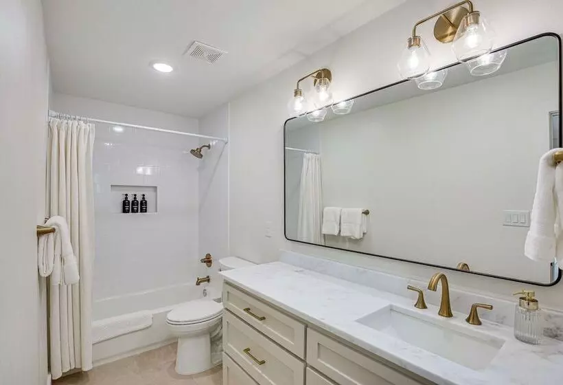 Dock & Fire Pit: Lakefront Home In Malakoff!