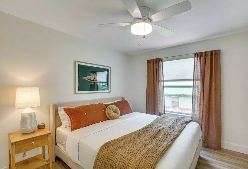 Dock & Fire Pit: Lakefront Home In Malakoff!