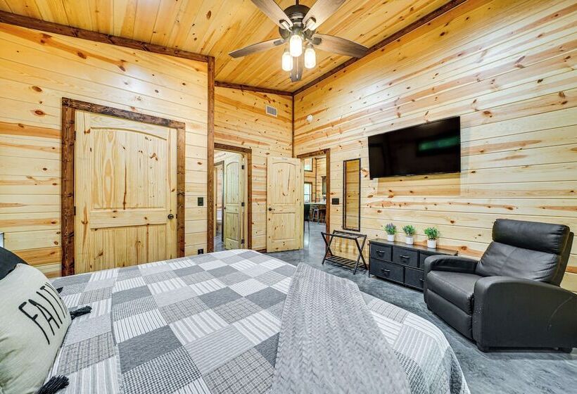Pet Friendly Broken Bow Cabin W/ Private Hot Tub!