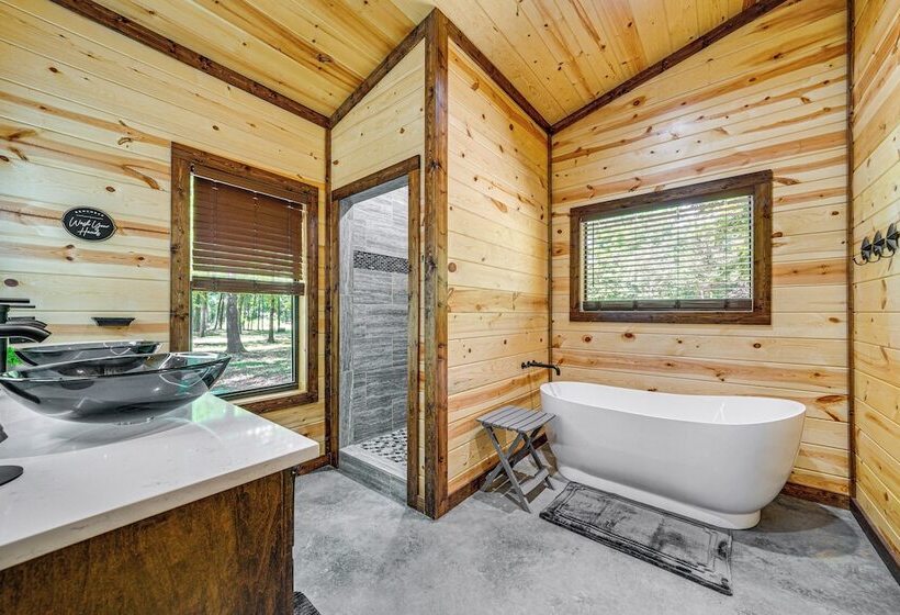 Pet Friendly Broken Bow Cabin W/ Private Hot Tub!