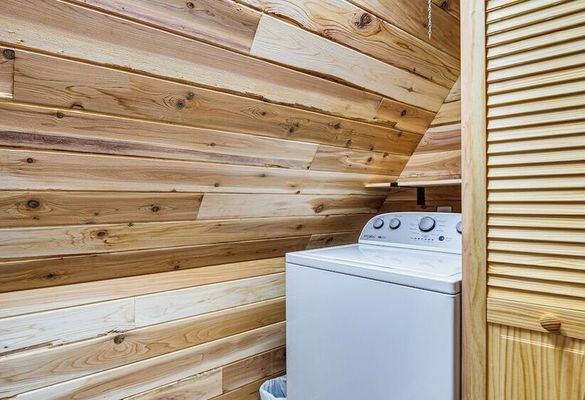 Family Friendly Milton Home On 14 Acres W/ Hot Tub