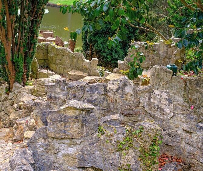 住所  Inviting 5 Bed House With Fishing Lake In Devizes