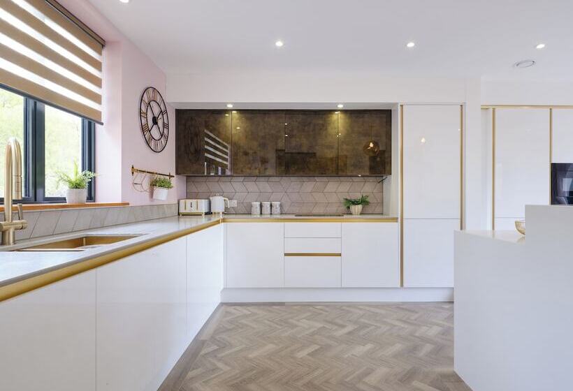 住所  Inviting 5 Bed House With Fishing Lake In Devizes