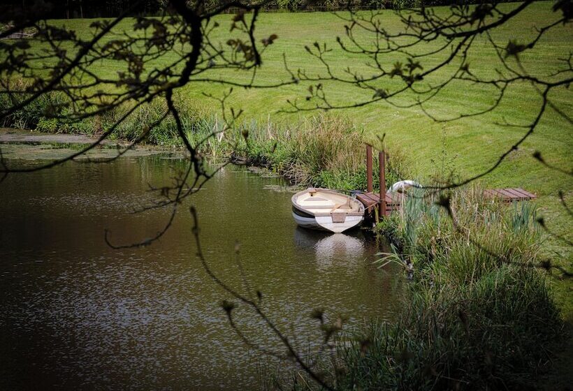 住所  Inviting 5 Bed House With Fishing Lake In Devizes