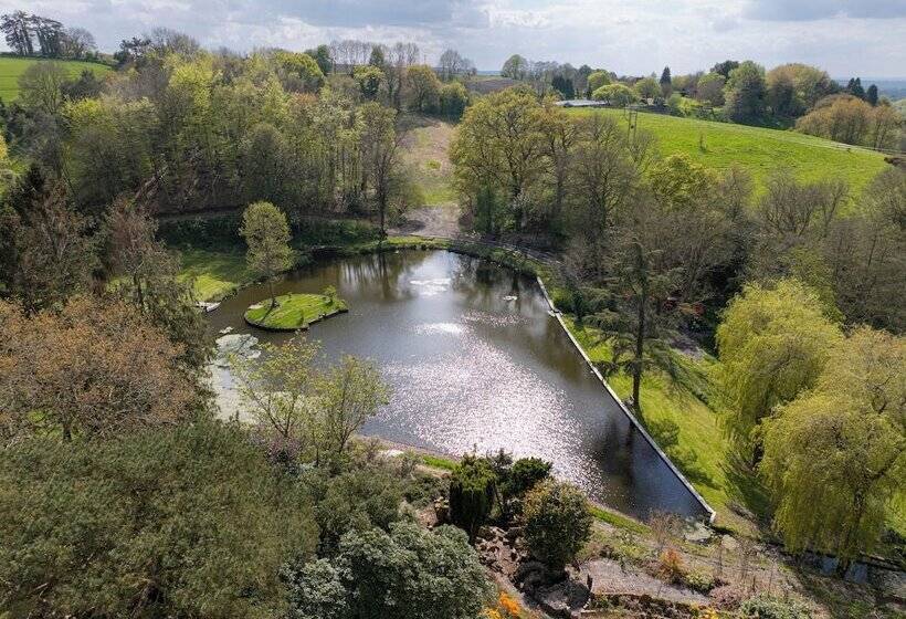 住所  Inviting 5 Bed House With Fishing Lake In Devizes