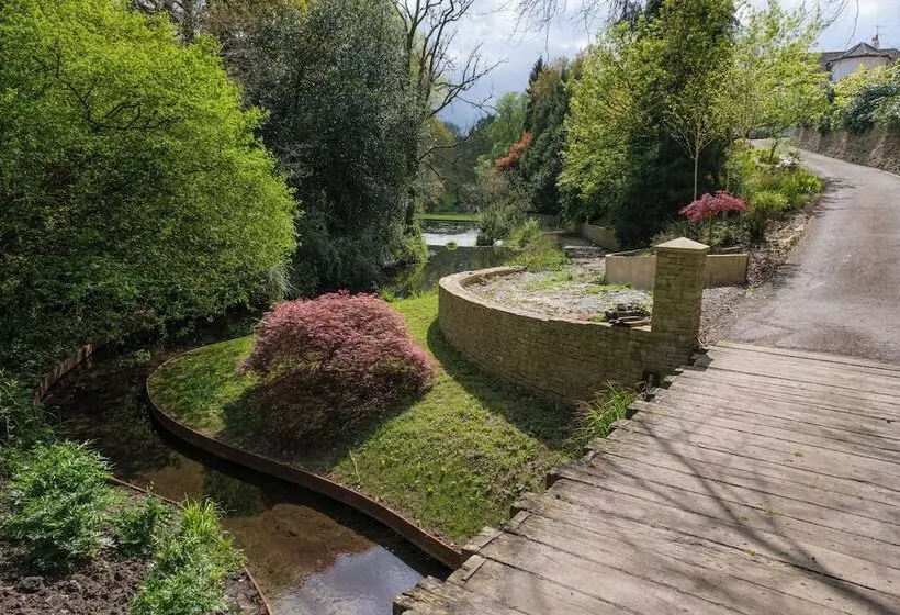 Residenssi Inviting 5 Bed House With Fishing Lake In Devizes