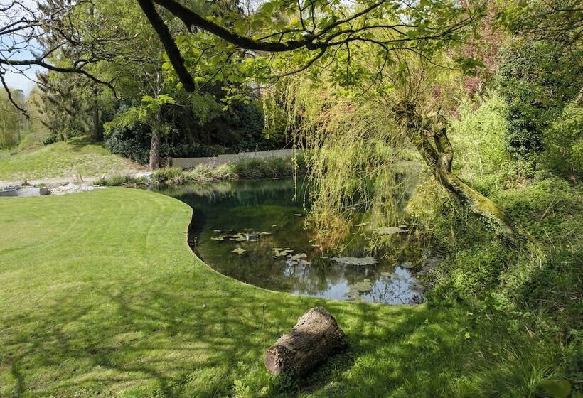 住所  Inviting 5 Bed House With Fishing Lake In Devizes