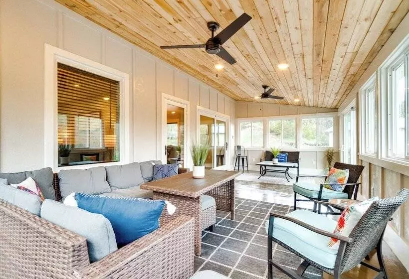 Scenic Yankton Retreat W/ Fire Pit: 1 Mi To Lake!