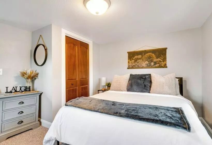 Scenic Yankton Retreat W/ Fire Pit: 1 Mi To Lake!