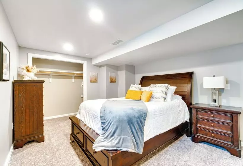 Scenic Yankton Retreat W/ Fire Pit: 1 Mi To Lake!