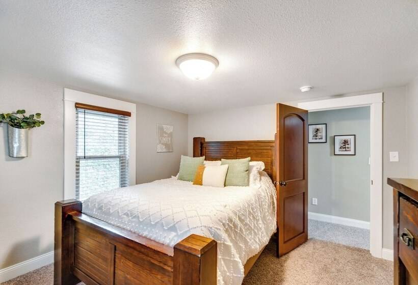 Scenic Yankton Retreat W/ Fire Pit: 1 Mi To Lake!