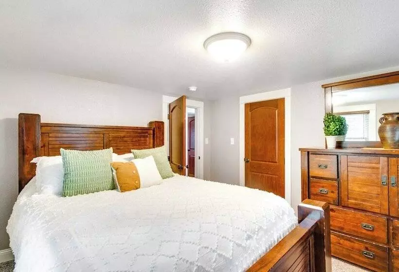 Scenic Yankton Retreat W/ Fire Pit: 1 Mi To Lake!