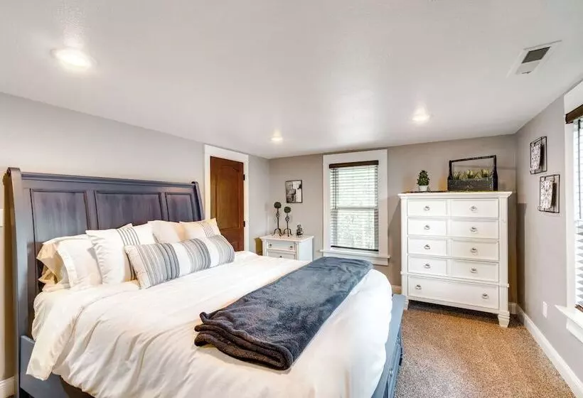 Scenic Yankton Retreat W/ Fire Pit: 1 Mi To Lake!