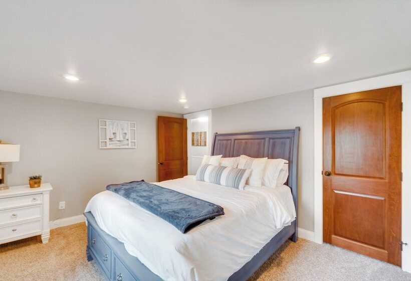 Scenic Yankton Retreat W/ Fire Pit: 1 Mi To Lake!