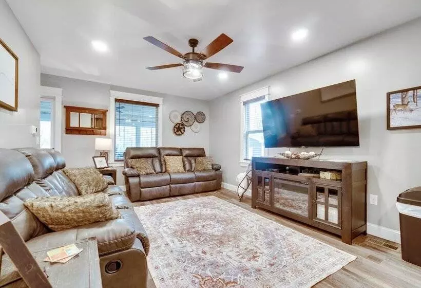 Scenic Yankton Retreat W/ Fire Pit: 1 Mi To Lake!