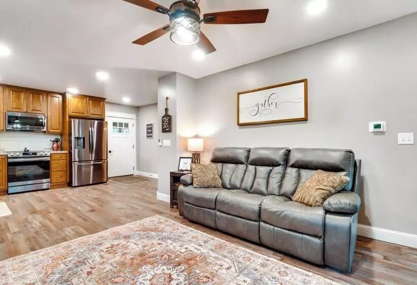 Scenic Yankton Retreat W/ Fire Pit: 1 Mi To Lake!