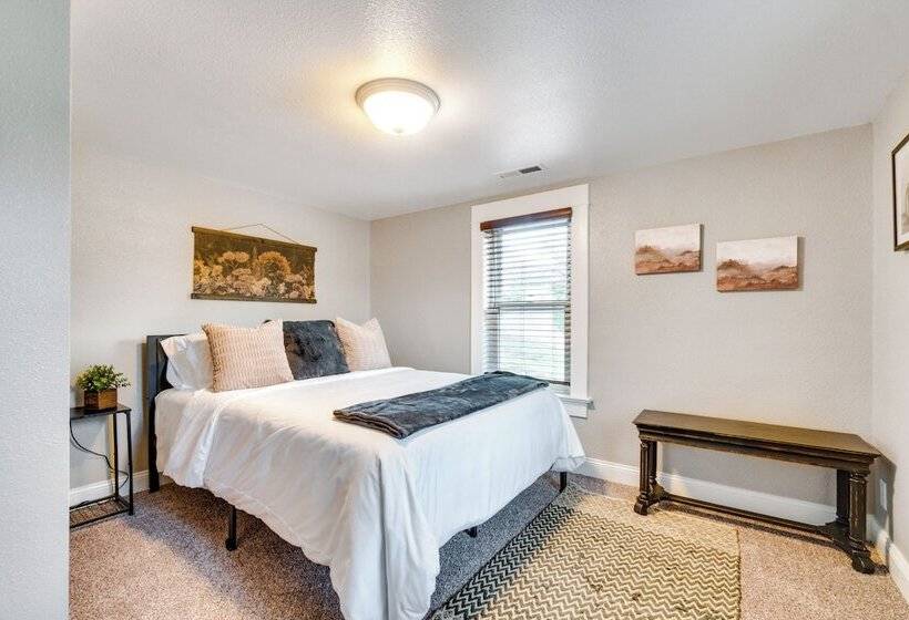 Scenic Yankton Retreat W/ Fire Pit: 1 Mi To Lake!