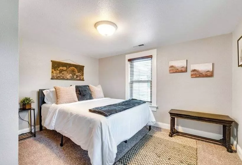 Scenic Yankton Retreat W/ Fire Pit: 1 Mi To Lake!