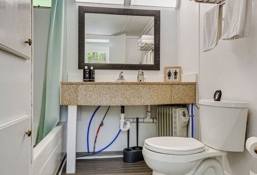 Single Story Cabin On Hyco Lake: Swim & Unwind!