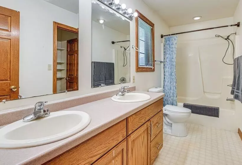 Wausau Home W/ Deck Near Rib Mountain State Park!