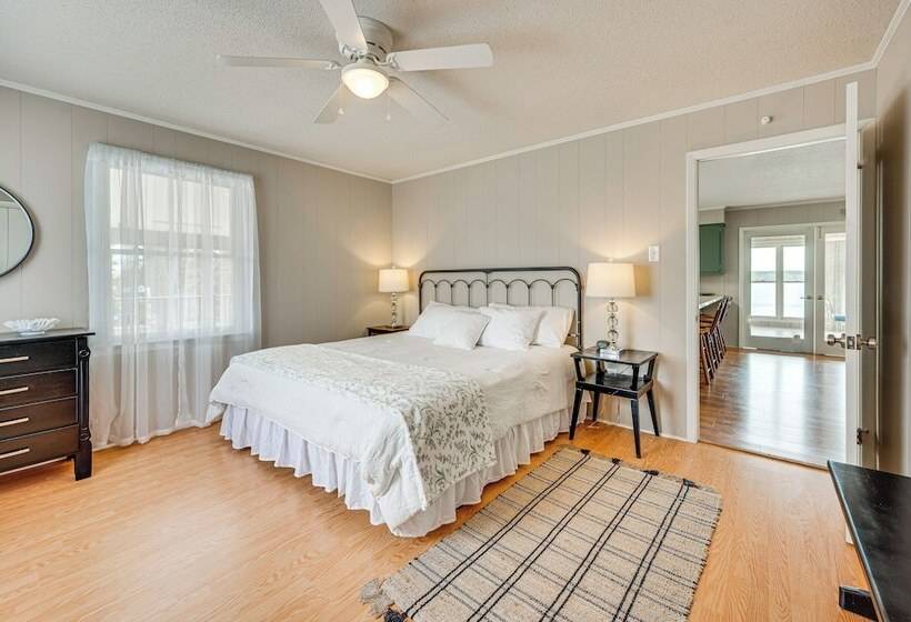 Lakefront Troutman House W/ Spectacular Sunsets!