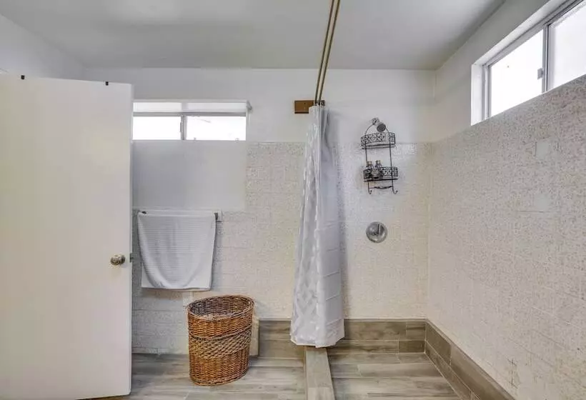 El Centro Retreat Near Local Parks & Golf Courses