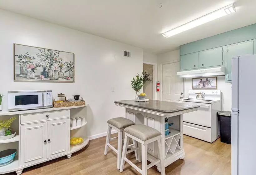 Garden City Home W/ Screened Porch: Near Savannah!