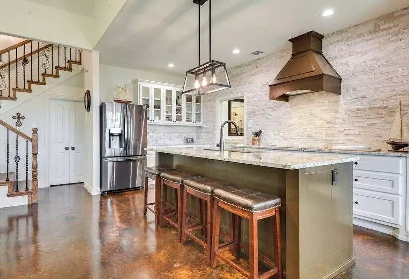 Granbury Home: Across The Street From Boat Ramp!