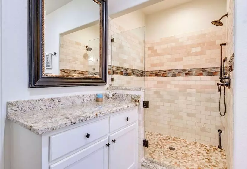 Granbury Home: Across The Street From Boat Ramp!