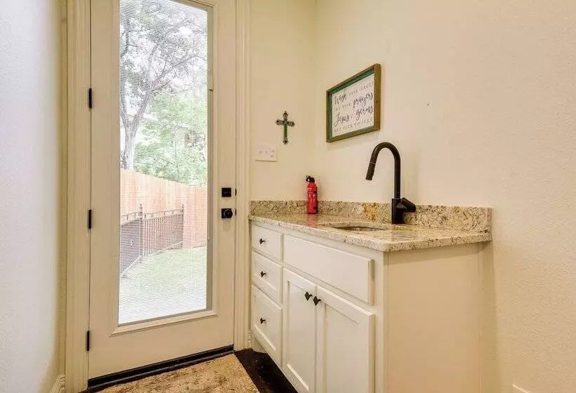 Granbury Home: Across The Street From Boat Ramp!