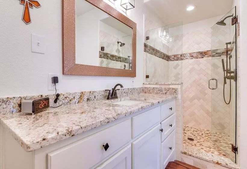 Granbury Home: Across The Street From Boat Ramp!
