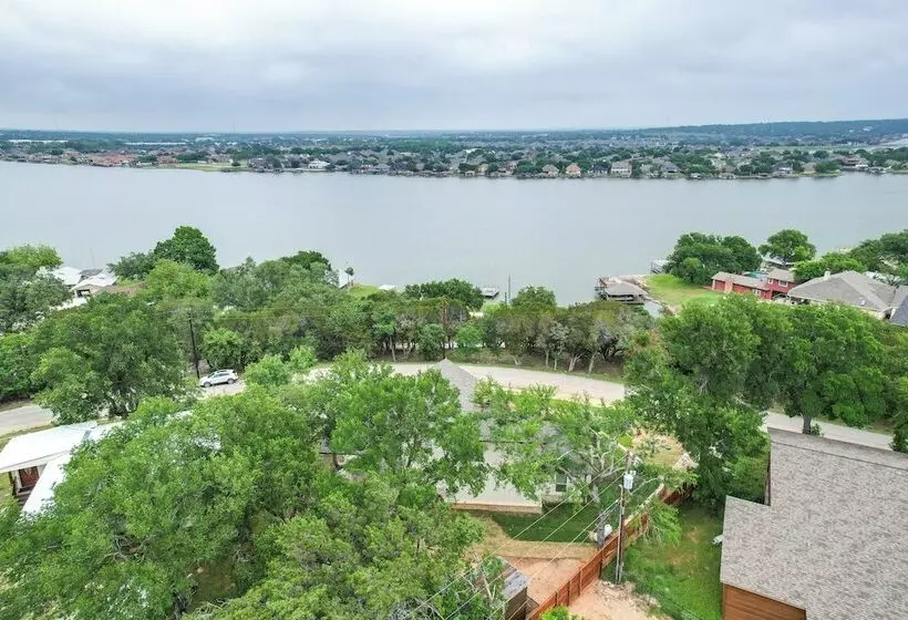Granbury Home: Across The Street From Boat Ramp!