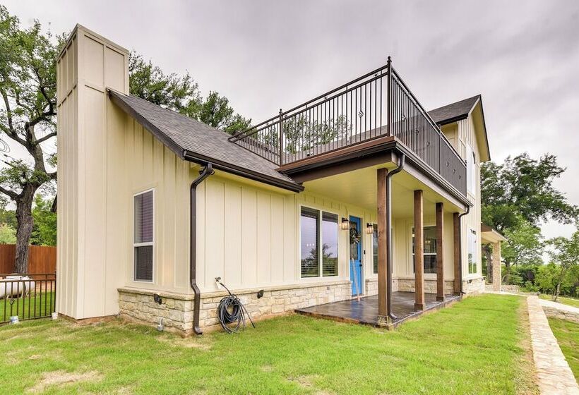 Granbury Home: Across The Street From Boat Ramp!
