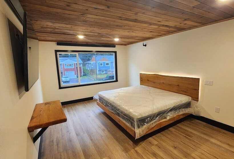 هتل Waterfront On Glacier