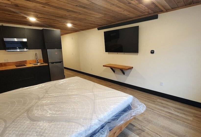 هتل Waterfront On Glacier