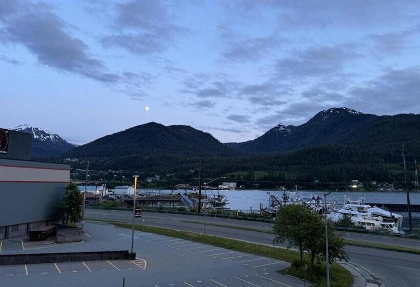 هتل Waterfront On Glacier