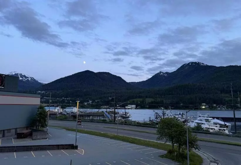 Hotelli Waterfront On Glacier