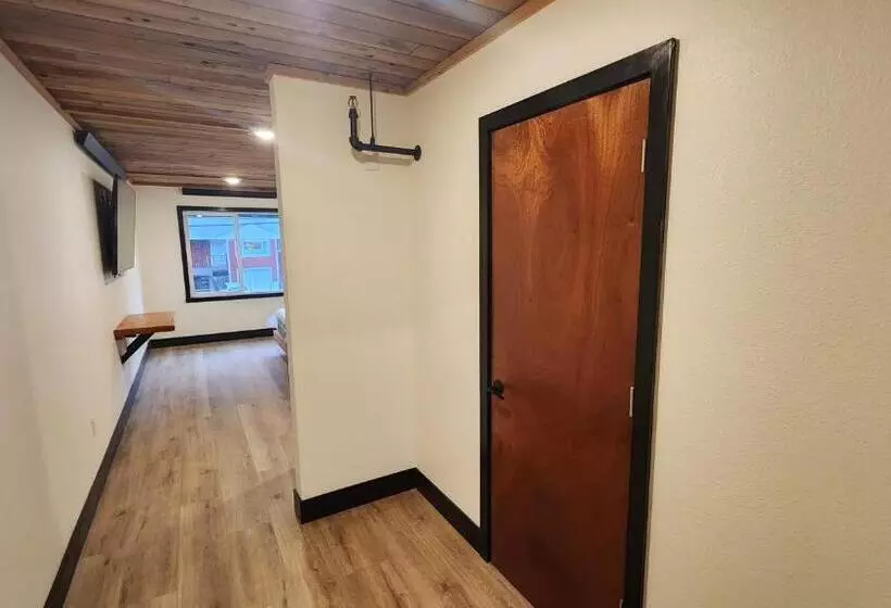 Hotelli Waterfront On Glacier