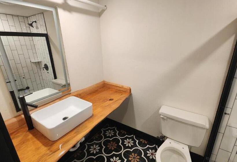 هتل Waterfront On Glacier