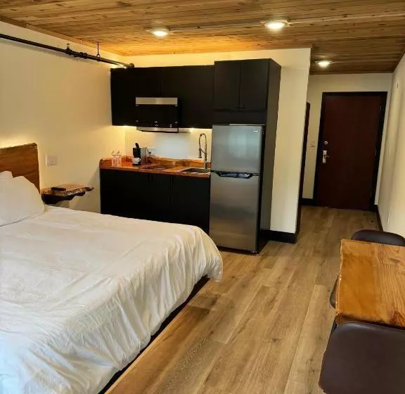 Hotelli Waterfront On Glacier