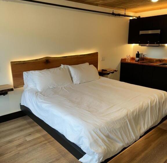 هتل Waterfront On Glacier