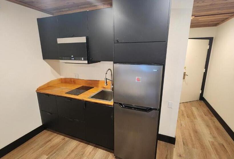 هتل Waterfront On Glacier