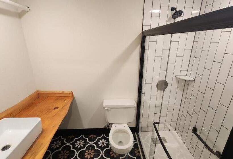 هتل Waterfront On Glacier