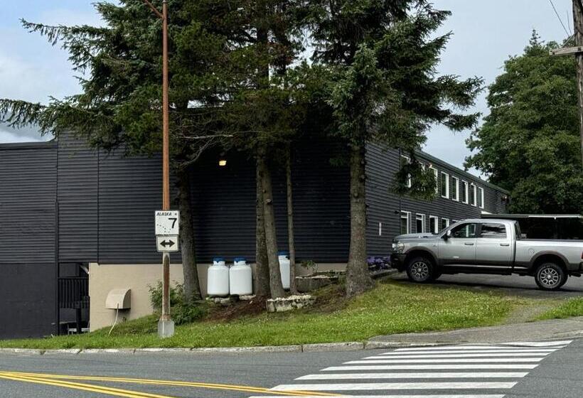 هتل Waterfront On Glacier