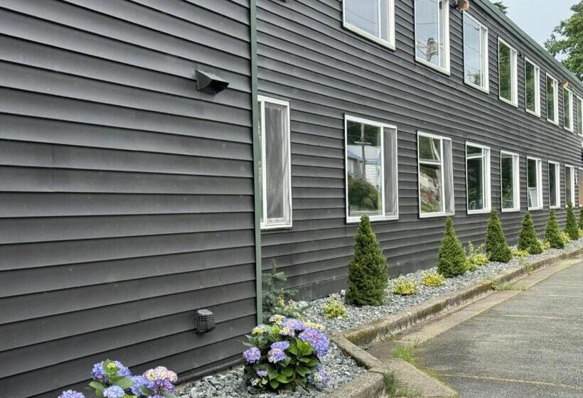 هتل Waterfront On Glacier